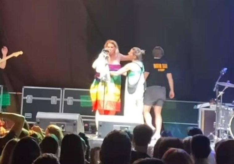 Interrumpen el concierto de la cantante Rocío Saiz en el Orgullo de